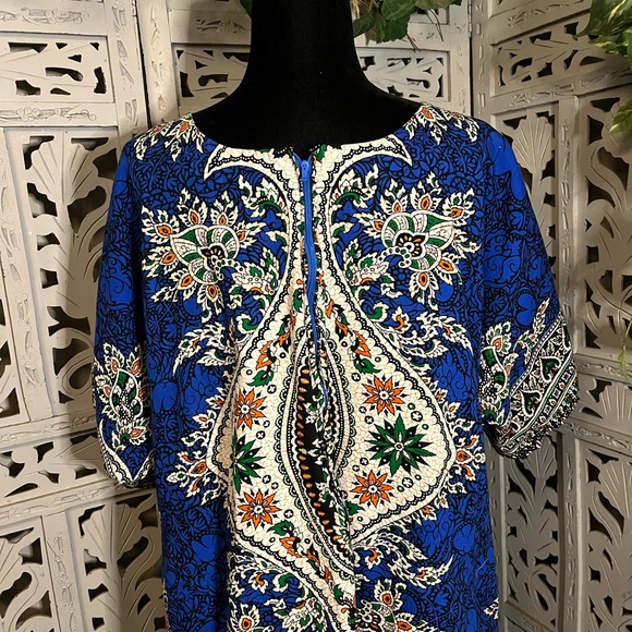 BEAUTIFUL BLUE & WHITE WITH MULTICOLORS & PATTERNS SHORT SLEEVE KAFTAN DRESS - Picture 8 of 10